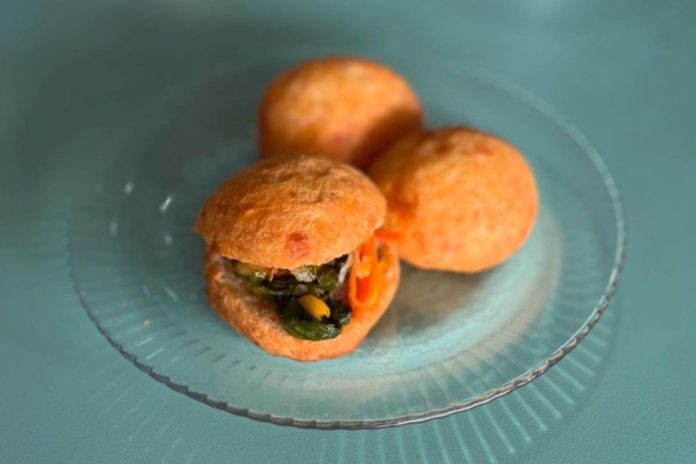 Foto colorida de pão de queijo - Metrópoles