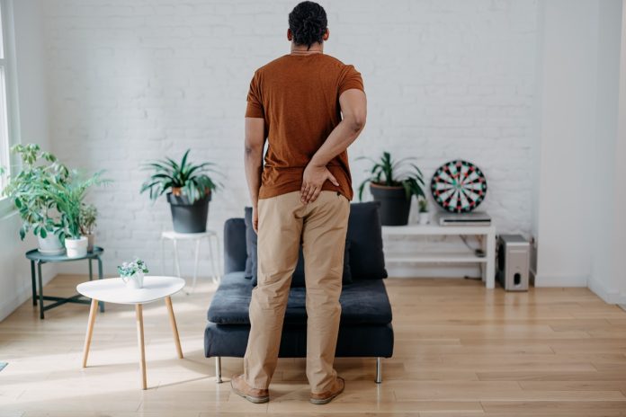 Foto de homem com dor no glúteo - Metrópoles 