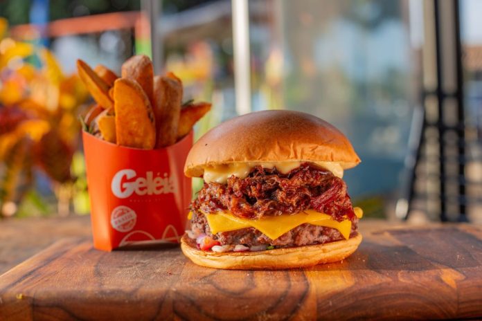 foto colorida de hamburguer