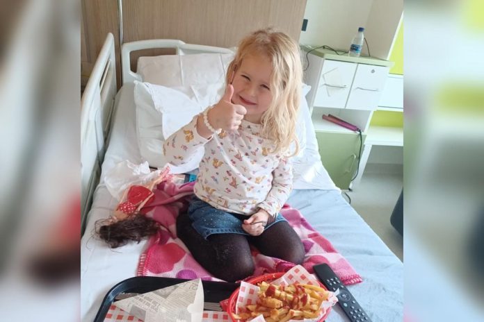 Imagem de criança com tumor cerebral raro sorrindo - metrópoles