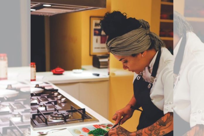 foto colorida da chef Júlia 
