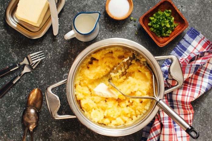 foto colorida de pure de batata sendo preparado 