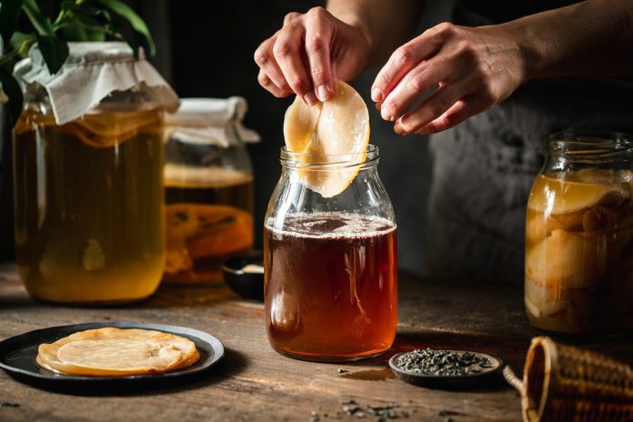 Foto de stock de Close-up de mulher fazendo kombucha