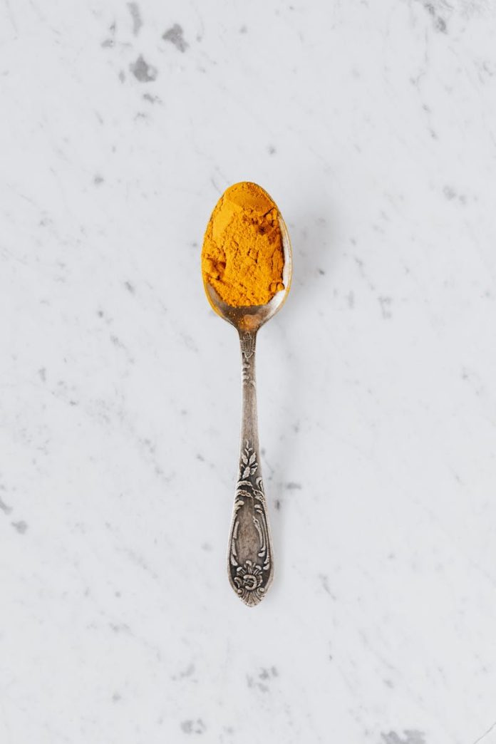 Colher com cúrcuma em pó - Metrópoles