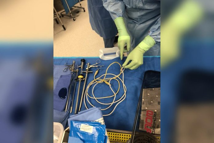 Imagem colorida do tamanho do cabo USB introduzida por homem na uretra - Metrópoles