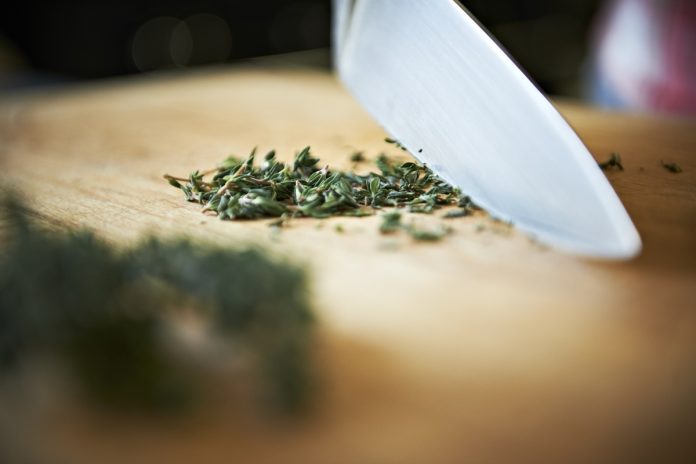 Imagem colorida com tomilho picado - Metrópoles 