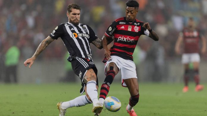 RIO DE JANEIRO, BRAZIL - NOVEMBER 13: Bruno Henrique of Flamengo fights for the ball with Lyanco of Atletico Mineiro during the match between Flamengo and Atletico Mineiro as part of Brasileirao 2024 at Maracana Stadium on November 13, 2024 in Rio de Janeiro, Brazil. (Photo by Ruano Carneiro/Getty Images)
