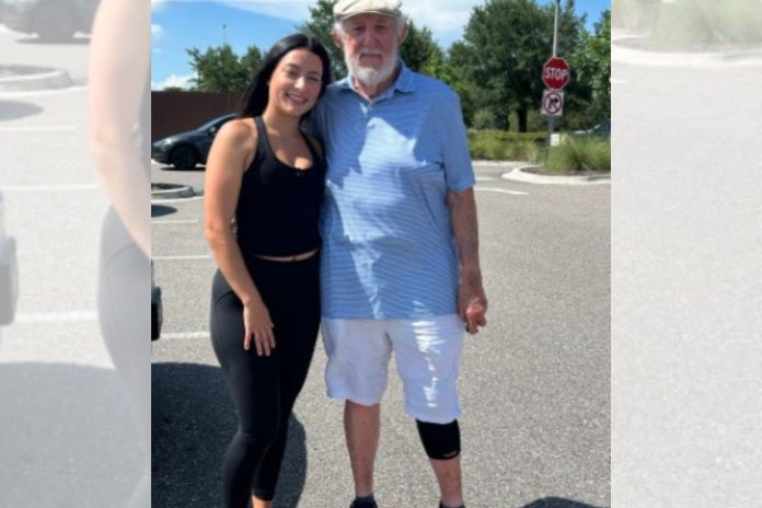 foto colorida de reencontro entre cliente e entregado idoso