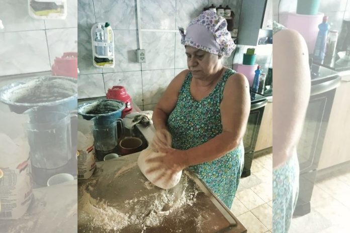 foto colorida de Nair, avó do chef Franklin Bin. cozinhando