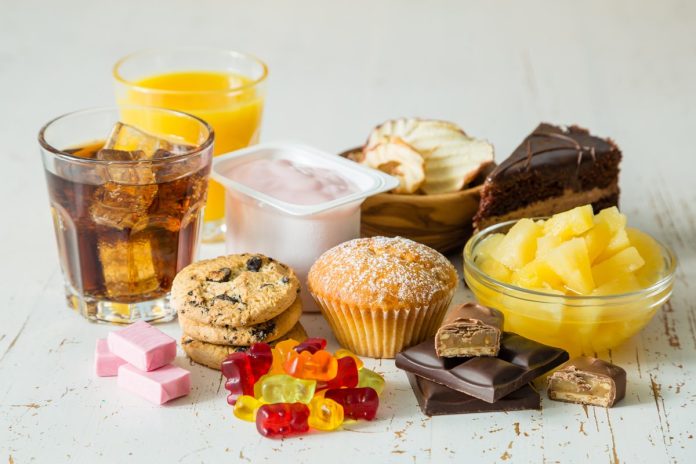 Foto colorida de balinhas, cupcakes, suco, refrigerante, bolo e guloseimas - Alimentos ultraprocessados, perder peso