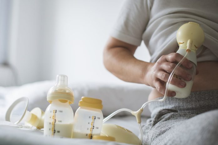Mulher realizando extração do leite materno - Metrópoles.