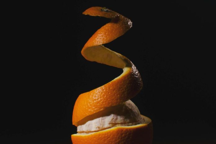 Foto colorida de casca de laranja