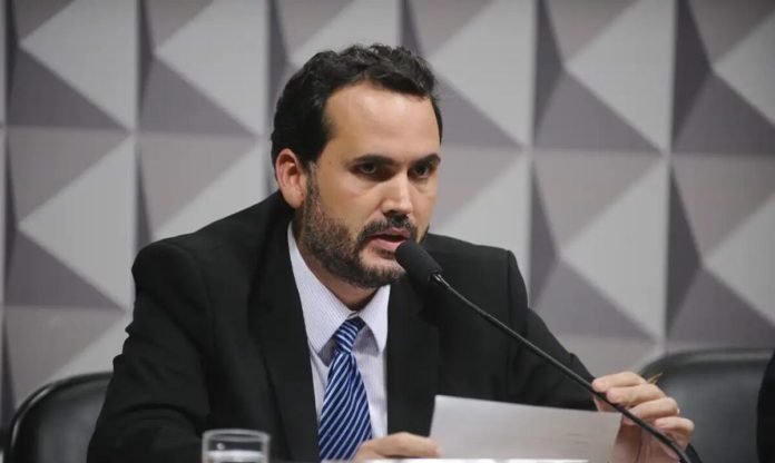 Imagem colorida do economista Bruno Moretti - Metrópoles