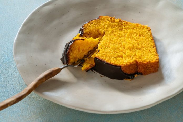 foto colorida bolo de cenoura na air fryer