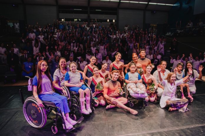 Foto de pacientes e apresentadores artísticos do projeto Arte e Reabilitação da Rede Sarah - Arteterapia: conheça projeto da Rede Sarah que une arte e reabilitação