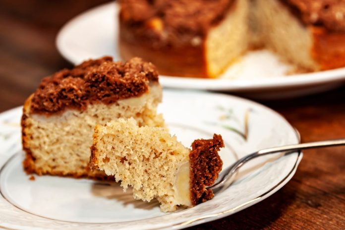 foto colorida de fatia de bolo de banana em um prato