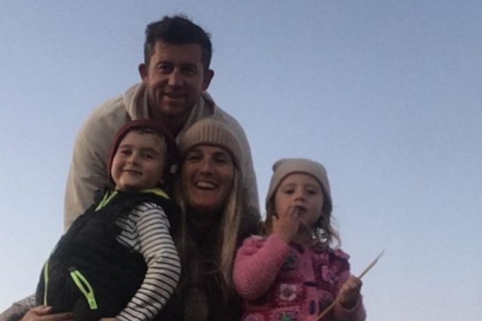 Foto colorida de um homem, uma mulher e duas crianças posando e sorrindo para foto - Metrópoles.