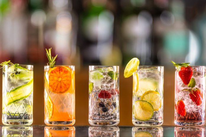 foto colorida drinks leves e elegantes 