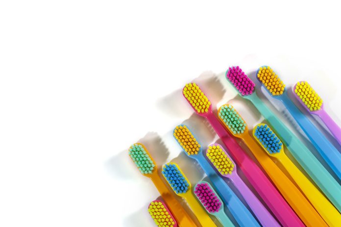 Foto colorida de escovas de dentes - Troca de escova de dente: saiba quando e por que é importante - Metrópoles